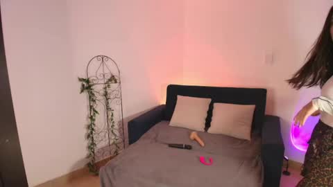 Snapshot of mishelkrave_ chatting on April 2026 11:49:02 PM KRAVE online show from April 2026 11:49:02 PM