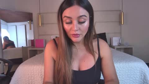 Snapshot of miss__ary_ chatting on May 2026 12:01:01 PM miss__ary_ online show from May 2026 12:01:01 PM
