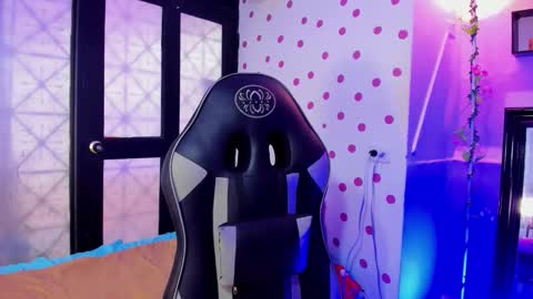 Akemi 3 online show from October 2025 01:37:01 PM