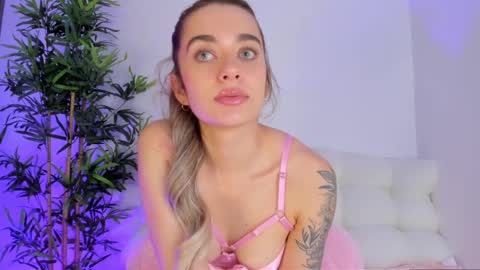 Alana online show from October 2025 12:41:02 AM