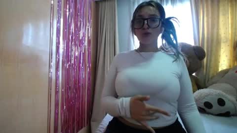 Snapshot of miss_lilieth chatting on May 2026 04:33:01 PM lilieth online show from May 2026 04:33:01 PM