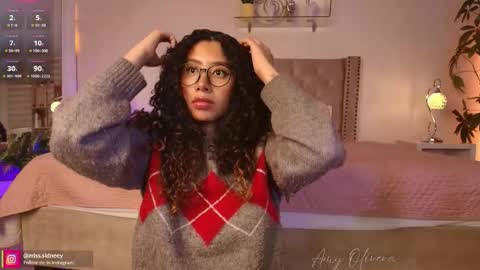 Amy Olivera online show from October 2025 01:11:01 PM