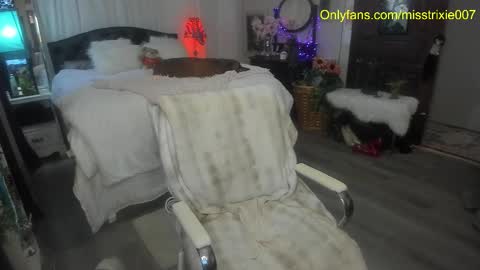 Trixie007 online show from October 2025 08:43:01 PM