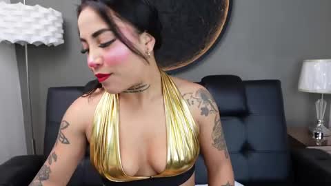 Snapshot of miss_vaiolette chatting on April 2026 11:05:01 AM Vaiolette online show from April 2026 11:05:01 AM