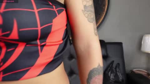 Snapshot of miss_vaiolette chatting on May 2026 11:04:01 AM Vaiolette online show from May 2026 11:04:01 AM
