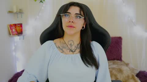 Snapshot of misscharlottte_18 chatting on January 2025 01:38:02 AM Missy Charlottte.  Hey remember to give me a thumbs up ty online show from January 2025 01:38:02 AM