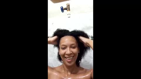 Snapshot of misscruzxz chatting on April 2026 02:56:01 PM Donna di Diamanti online show from April 2026 02:56:01 PM