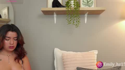 Snapshot of missemily_11 chatting on November 2025 09:11:01 AM Yuliana online show from November 2025 09:11:01 AM