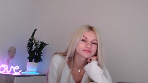 Snapshot of missemma1111 chatting on December 2024 12:08:01 AM EMMA online show from December 2024 12:08:01 AM