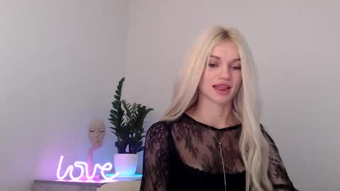 Snapshot of missemma1111 chatting on January 2025 09:52:01 PM EMMA online show from January 2025 09:52:01 PM