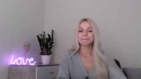 Snapshot of missemma1111 chatting on February 2025 09:14:01 PM EMMA online show from February 2025 09:14:01 PM