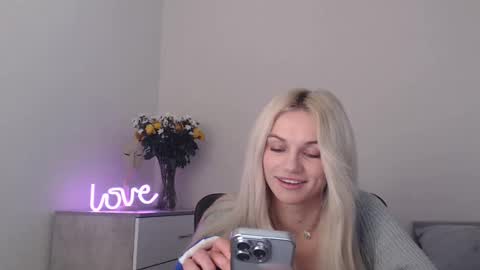 Snapshot of missemma1111 chatting on March 2025 09:05:02 PM EMMA online show from March 2025 09:05:02 PM