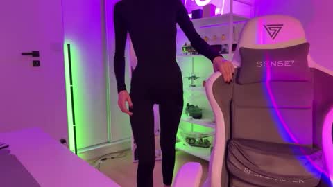 misslalii online show from November 2025 06:08:01 PM