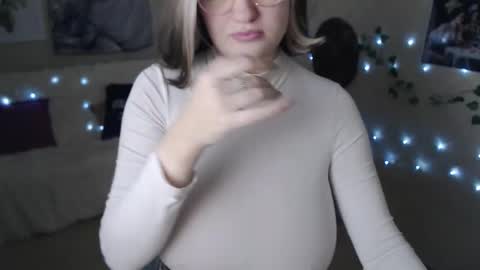 Snapshot of missmelons_ chatting on February 2025 05:07:02 PM Li online show from February 2025 05:07:02 PM