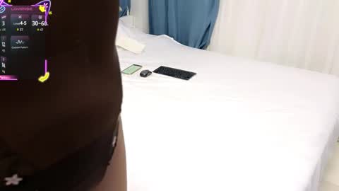 Mia online show from October 2025 07:01:02 PM