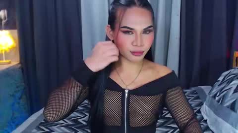 misstrishontop online show from December 2024 12:44:01 PM