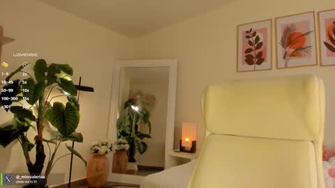 Valeria Davila online show from December 2025 12:47:01 PM