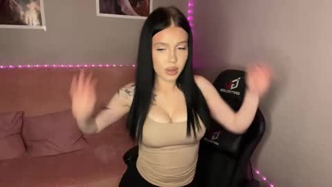 Mia online show from September 2025 06:42:01 PM