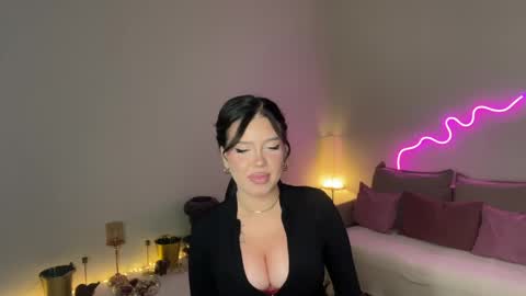 Mia online show from May 2026 07:56:02 PM
