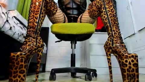 Snapshot of mistresstiffany69 chatting on October 2025 04:42:01 AM Tiffany online show from October 2025 04:42:01 AM