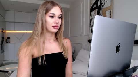 Snapshot of mistressuniverse chatting on May 2026 11:18:01 AM mistressuniverse online show from May 2026 11:18:01 AM