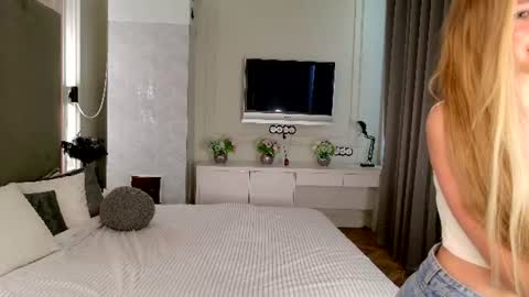 Mila online show from June 2026 04:06:02 AM