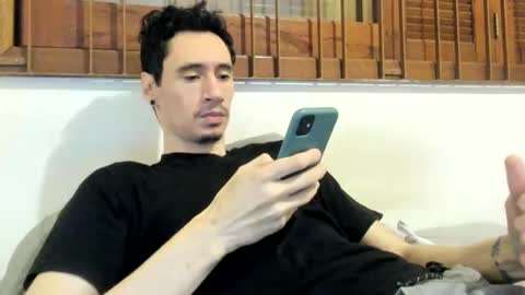 Snapshot of moderdelier chatting on February 2025 12:26:01 AM DigBreed online show from February 2025 12:26:01 AM