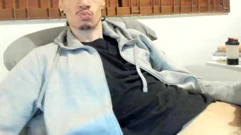 Snapshot of moderdelier chatting on October 2025 01:44:01 PM DigBreed online show from October 2025 01:44:01 PM