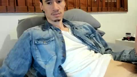 Snapshot of moderdelier chatting on November 2025 06:52:01 PM DigBreed online show from November 2025 06:52:01 PM