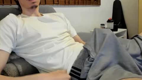 Snapshot of moderdelier chatting on December 2025 11:19:01 AM DigBreed online show from December 2025 11:19:01 AM