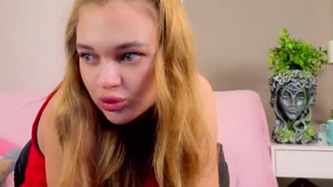 Snapshot of moirawenzinger chatting on September 2025 06:43:02 PM Kylie online show from September 2025 06:43:02 PM