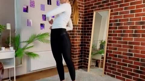 Snapshot of moirawenzinger chatting on September 2025 07:27:02 PM Kylie online show from September 2025 07:27:02 PM
