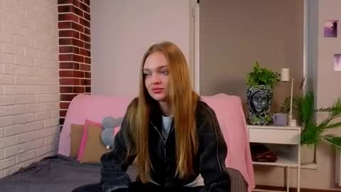 Snapshot of moirawenzinger chatting on September 2025 06:33:02 PM Kylie online show from September 2025 06:33:02 PM