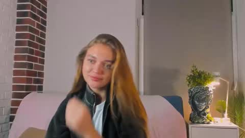 Snapshot of moirawenzinger chatting on September 2025 06:24:02 PM Kylie online show from September 2025 06:24:02 PM