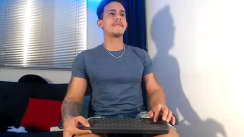 Snapshot of moises_paez chatting on January 2025 01:53:02 AM Moises Paez online show from January 2025 01:53:02 AM