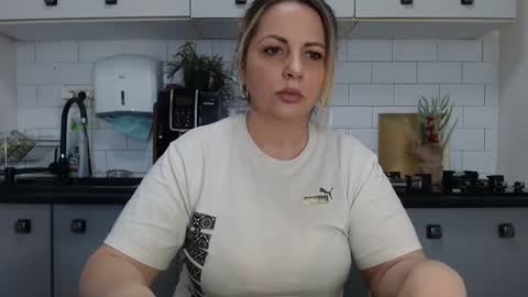 Snapshot of mojjo_erika chatting on January 2025 01:04:02 PM erika online show from January 2025 01:04:02 PM