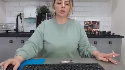 Snapshot of mojjo_erika chatting on January 2025 01:12:01 PM erika online show from January 2025 01:12:01 PM