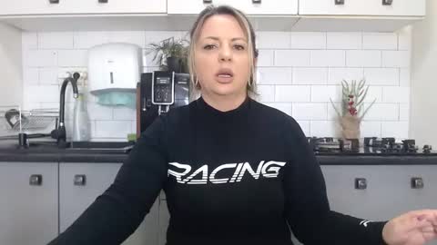 Snapshot of mojjo_erika chatting on February 2025 09:22:02 AM erika online show from February 2025 09:22:02 AM