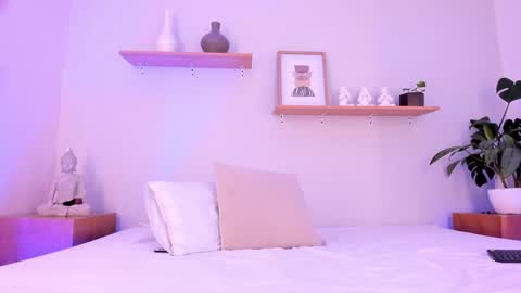 M o L l i E  online show from February 2025 03:07:01 PM