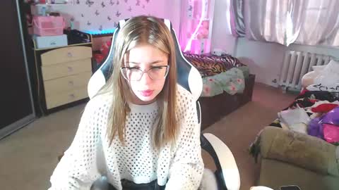 Molly Prvt is open online show from March 2025 04:41:02 AM