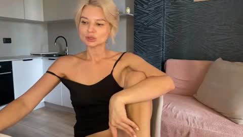 Snapshot of molly_beauti chatting on July 2026 08:43:02 AM Molly online show from July 2026 08:43:02 AM