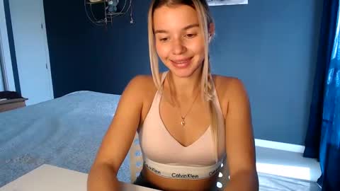 Snapshot of molly_bell chatting on January 2025 12:45:02 PM Molly online show from January 2025 12:45:02 PM