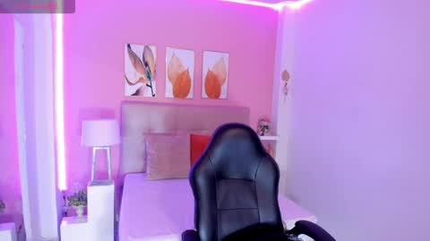 Snapshot of molly_h0t chatting on April 2026 12:32:02 PM online show from April 2026 12:32:02 PM