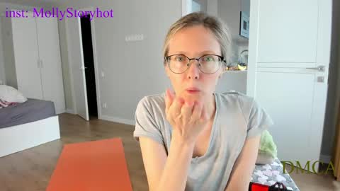 Snapshot of mollystory chatting on April 2026 03:57:02 AM AngelMomm online show from April 2026 03:57:02 AM