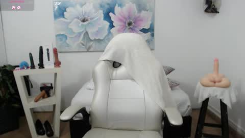 Snapshot of mom_17 chatting on March 2025 12:21:01 AM Celeste online show from March 2025 12:21:01 AM