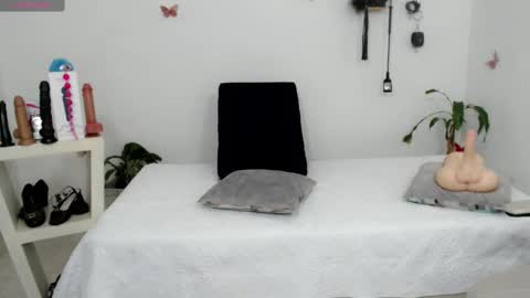 Snapshot of mom_17 chatting on September 2025 08:32:02 PM Celeste online show from September 2025 08:32:02 PM