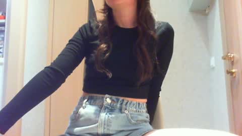 Snapshot of momentbeforedown chatting on December 2024 04:29:02 PM Hailey online show from December 2024 04:29:02 PM