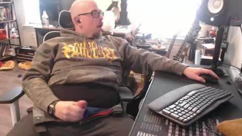 momer85 online show from April 2026 04:10:02 PM