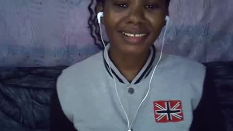 Snapshot of momsdoll chatting on February 2026 05:39:02 AM momsdoll online show from February 2026 05:39:02 AM