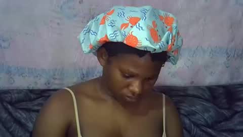 Snapshot of momsdoll chatting on April 2026 06:41:02 AM momsdoll online show from April 2026 06:41:02 AM